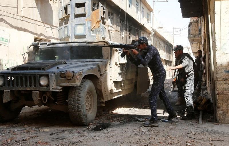 Iraqi Federal Police fires his rifle at Islamic State fighters' positions at Bab al Jadid district in the old city of Mosul, Iraq, March 26, 2017. REUTERS/Youssef Boudlal