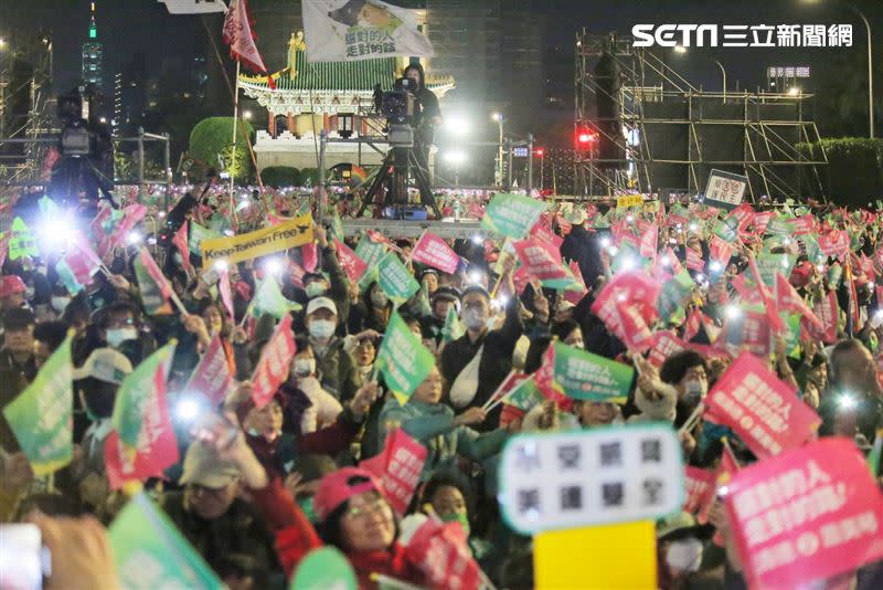 民進黨11日晚間在台北舉行「凱道護國之夜」大型造勢晚會，現場群情激昂。（圖／記者楊澍攝影）