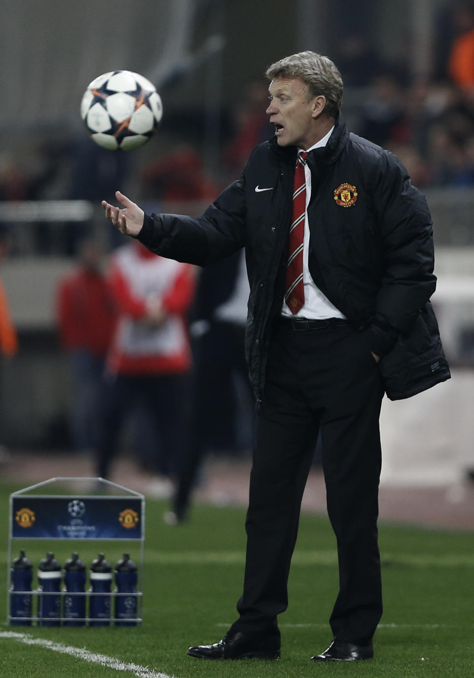 Manchester United's coach David Moyes gives instructions to his players during a Champions League, round of 16, first leg soccer match against Olympiakos at Georgios Karaiskakis stadium, in Piraeus port, near Athens, on Tuesday, Feb. 25, 2014. (AP Photo/Petros Giannakouris)