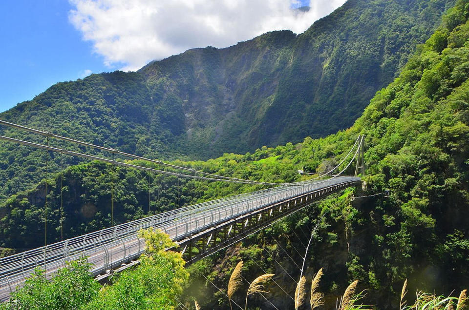 山月吊橋(Photo via Wikimedia, by 太魯閣國家公園管理處, License: CC BY 4.0，圖片來源：https://commons.wikimedia.org/wiki/File:%E5%B1%B1%E6%9C%88%E5%90%8A%E6%A9%8B20200721.jpg)