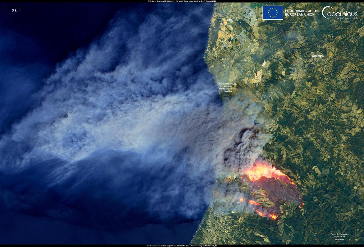 This image, captured by one of the Copernicus Sentinel-2 satellites on 7 August, shows the wildfire hotspots and the massive smoke cloud generated (European Union, Copernicus Sentinel-2 imagery)