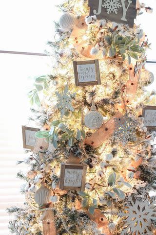 <p><a href="https://theturquoisehome.com/flocked-farmhouse-christmas-tree/" data-component="link" data-source="inlineLink" data-type="externalLink" data-ordinal="1">The Turquoise Home</a></p>
