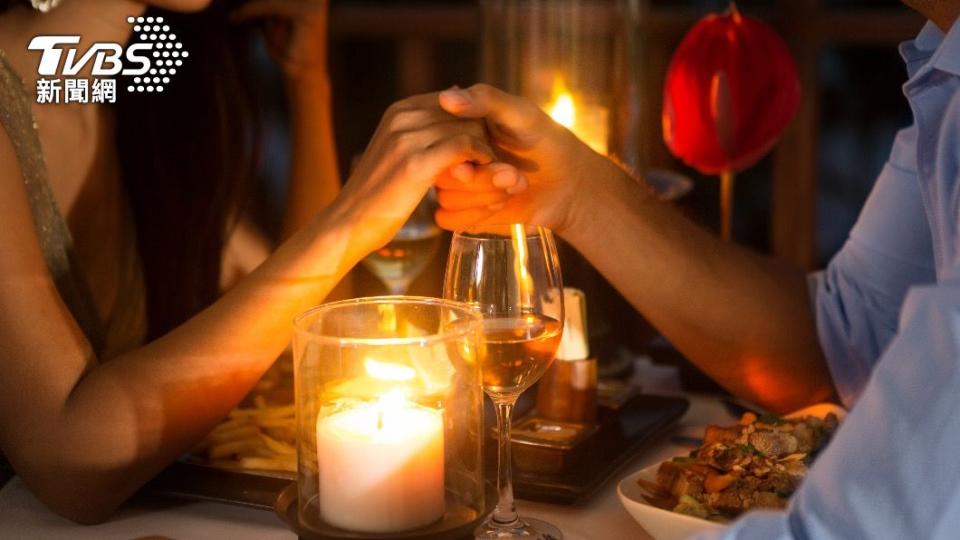 大部分伴侶選擇共進浪漫晚餐。（示意圖／shutterstock達志影像）