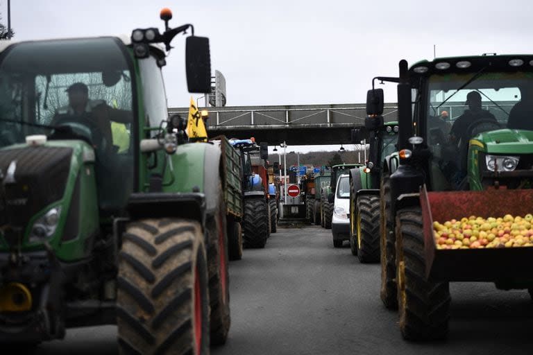 Los agricultores bloquean la autopista A62 para protestar por los impuestos y la disminución de los ingresos, cerca de Agen, el 23 de enero de 2024.