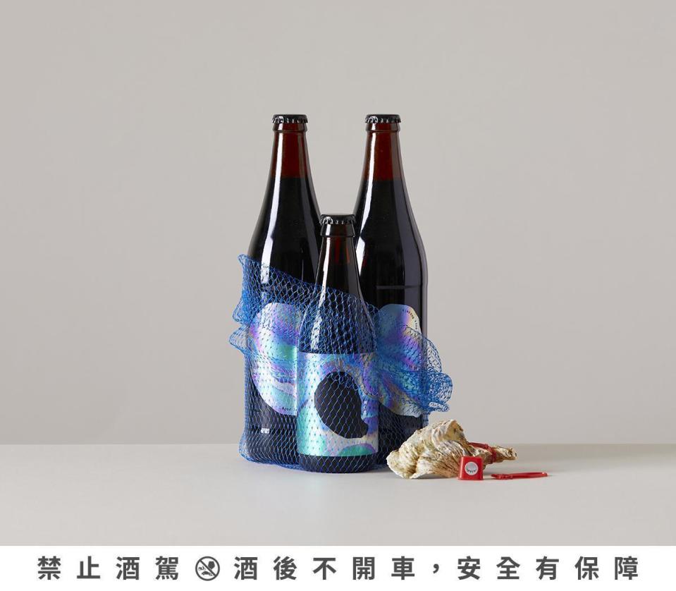 酉鬼啤酒週年限定組合「蚵蚵蚵歡樂大酒袋」，共有「蚵仔黑」330ml 及「蚵仔黑」桶陳650ml 2款，目前限定販售的100組已售罄。（酉鬼啤酒提供）