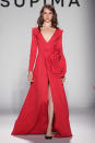 <p>Si tu evento de fin de año es de etiqueta, no puedes dejar pasar la oportunidad de presumir un <em>wrap dress</em> en color rojo. Mira esta propuesta vista en la <em>Supima Design Competition </em>durante la semana de la moda de Nueva York. Seguimos viendo los escotes descomunales y las aberturas a media pierna. ¡Dos <em>must</em> para verte sensual! <em>Foto: JP Yim/Getty Images for Supima Design Competition</em> </p>