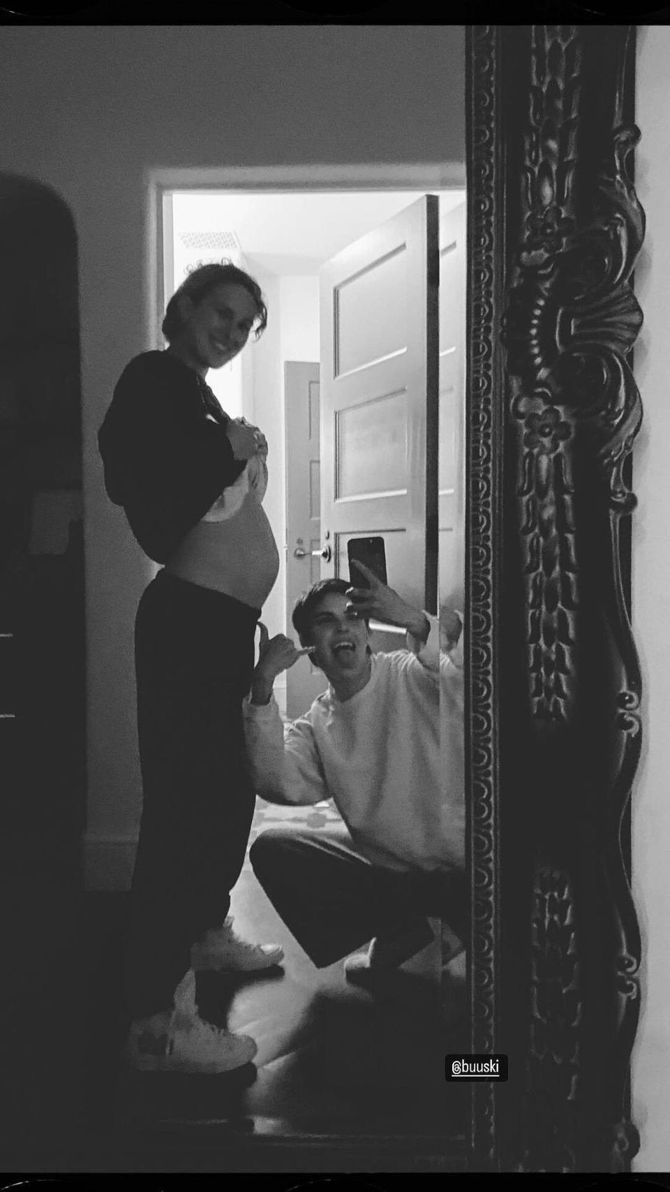 رومر الحامل ويليس تقف مع الأخت تالولا ويليس في صورة مرآة جميلة