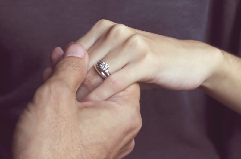 Hand in Hand mit Verlobungsring