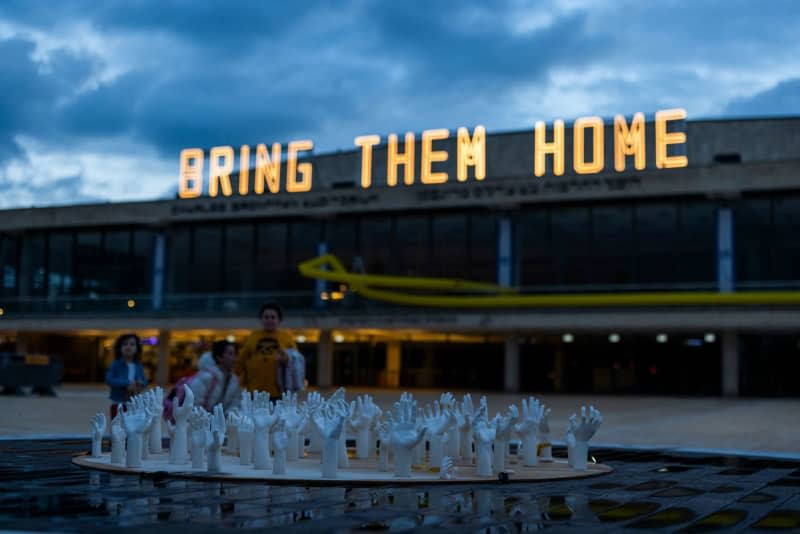 A general view of an art installation in Tel-aviv, marking the 100 days of Israelis being held hostage in Gaza. Ilia Yefimovich/dpa