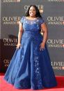 <p>In einer nachtblauen Robe verzückte Amber Riley die anwesende Presse am roten Teppich. In ihrem Paillettenkleid schien sich der ehemalige „Glee“-Star sichtlich wohlzufühlen. Das Dekolleté wurde zudem durch transparente Cut-outs in Szene gesetzt. Genau wie Ruth Wilson legte auch Amber Riley ihr Haar in sanfte Wellen, setzte aber bis auf einen Cocktail-Ring beim Schmuck eher auf Understatement. (Bild: WENN.com) </p>