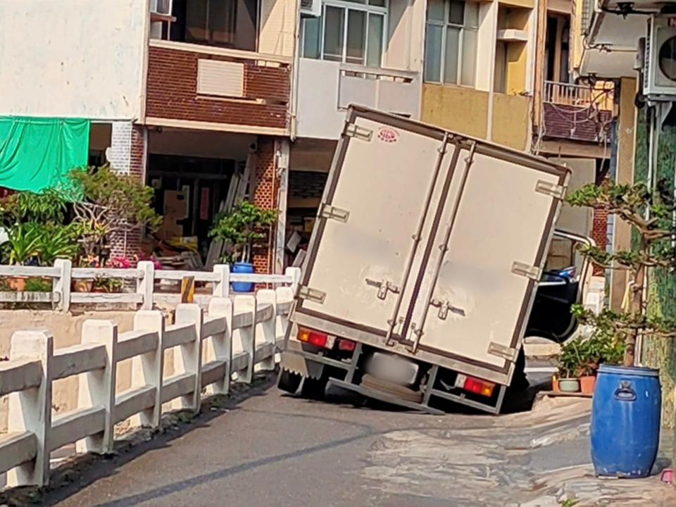 台南市東區府連地下道15日發生道路塌陷，一輛貨車後車輪陷入。（翻攝自臉書「台南府城大小事」）