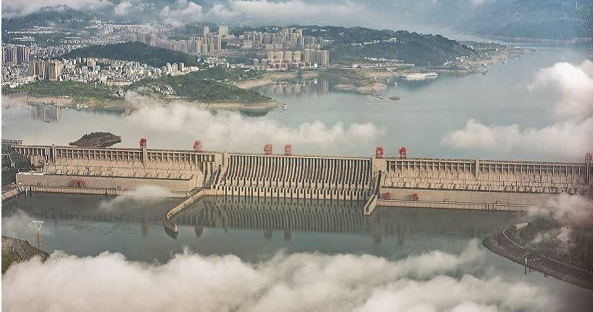 5月10日，一場大雨過後，三峽大壩上空雲霧蒸騰。（圖／新華社）