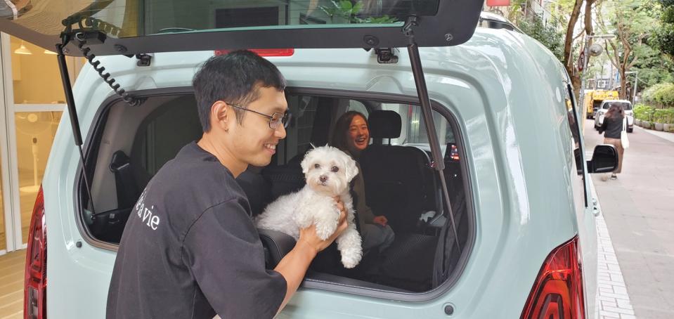 ▲▼車尾門的車窗可開啟，節省停車空間。