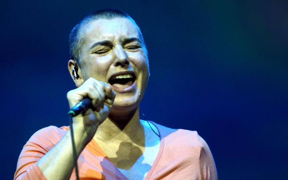 Sie trieb es noch ein bisschen weiter als Annie Lennox: Sinéad O'Connor wurde mit noch kürzer geschorenem Haupt und ganz ohne Haarfarbe weltberühmt, so sah man sie 1990 auch im "Nothing Compares 2 U"-Video. "Sieht toll aus", dachte sich damals manche Frau, aber wirklich salonfähig war man mit dieser Frisur nicht. (Bild: Kristian Dowling/Getty Images)