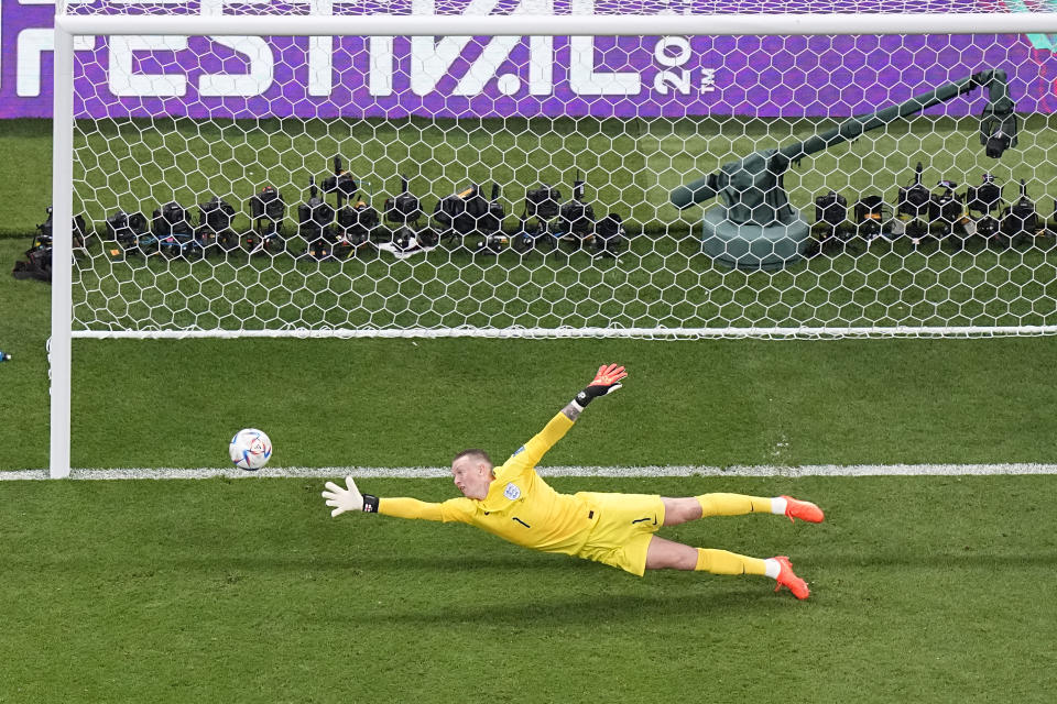 El arquero inglés Jordan Pickford no logra atajar el remate de Aurelien Tchouameni para el primer gol de Francia contra Inglaterra en los cuartos de final del Mundial, el sábado 10 de diciembre de 2022, en Jor, Qatar. (AP Foto/Pavel Golovkin)