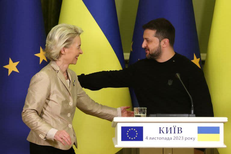 La presidenta de la Comisión Europea, Ursula von der Leyen y el presidente de Ucrania, Volodimir Zelensky  dan una rueda de prensa conjunta tras unas conversaciones en Kiev.