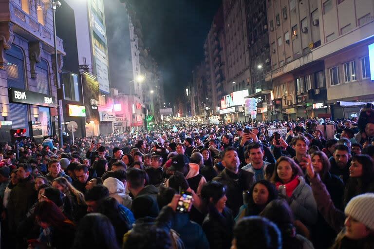 La calle Corrientes repleta en la previa del partido