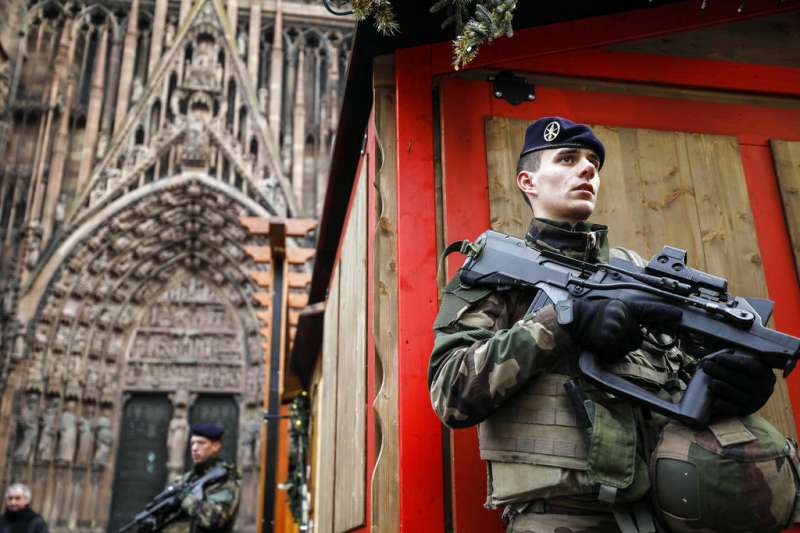 2018年12月12日，法國史特拉斯堡發生槍擊案後，當局加強維安戒備。（AP）
