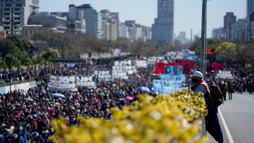 Demonstranten fordern Arbeitsplätze und Sozialleistungen.