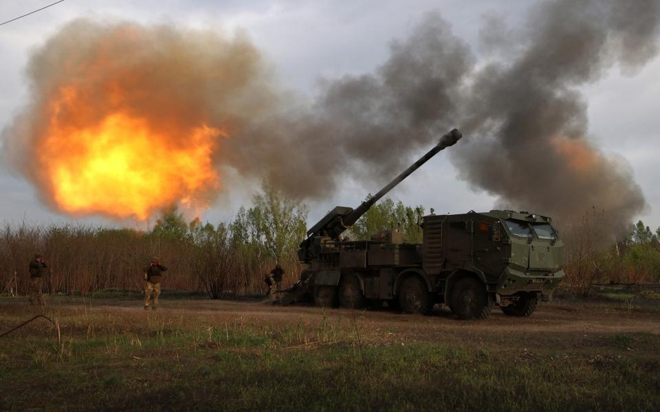 Gunners from 43rd Separate Mechanized Brigade of the Armed Forces of Ukraine fire at Russian position