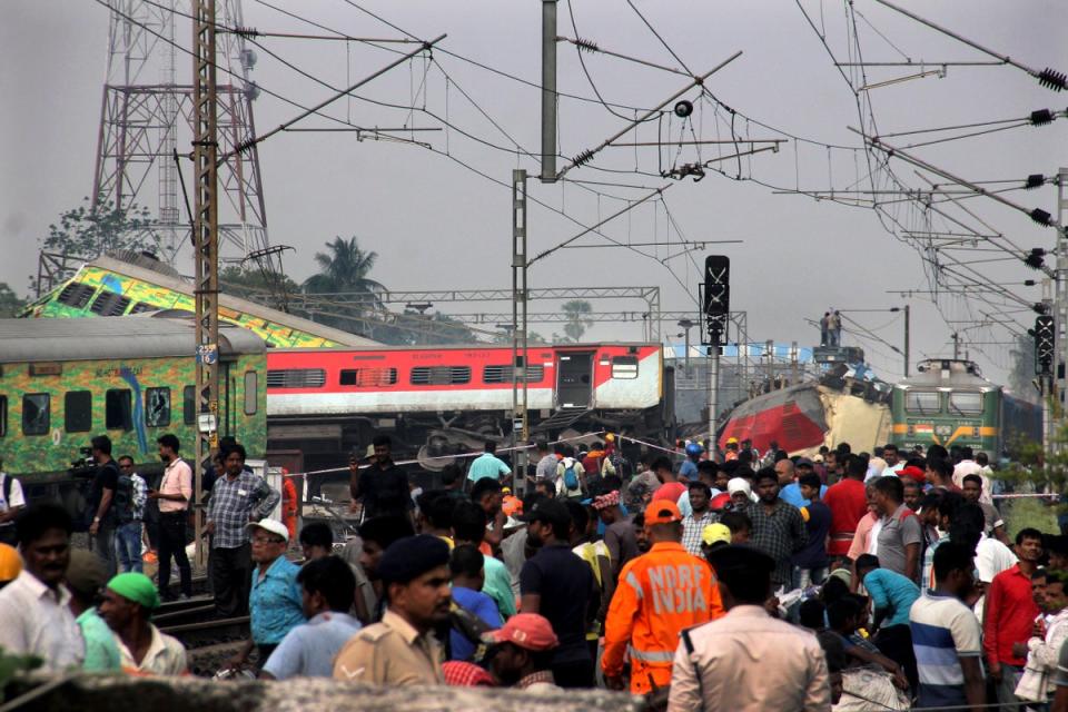 Rescuers work at the site of passenger trains accident, in Balasore district, in the eastern Indian state of Orissa, 3 June 2023 (Copyright 2023 The Associated Press. All rights reserved.)