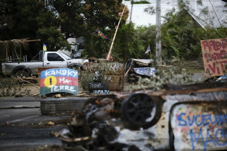 Une pancarte "Kanaky ma terre" sur un barrage routier indépendantiste à Houaïlou, sur la côte Est de la Nouvelle-Calédonie, le 1er juillet 2024 (Theo Rouby)