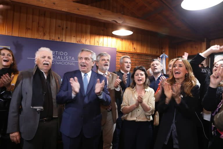 Alberto Fernández, Ginés, Filmus, Tolosa Paz, Rossi, Zabaleta y otros dirigentes cantan la marcha peronista en la sede del PJ la noche del 24 de mayo