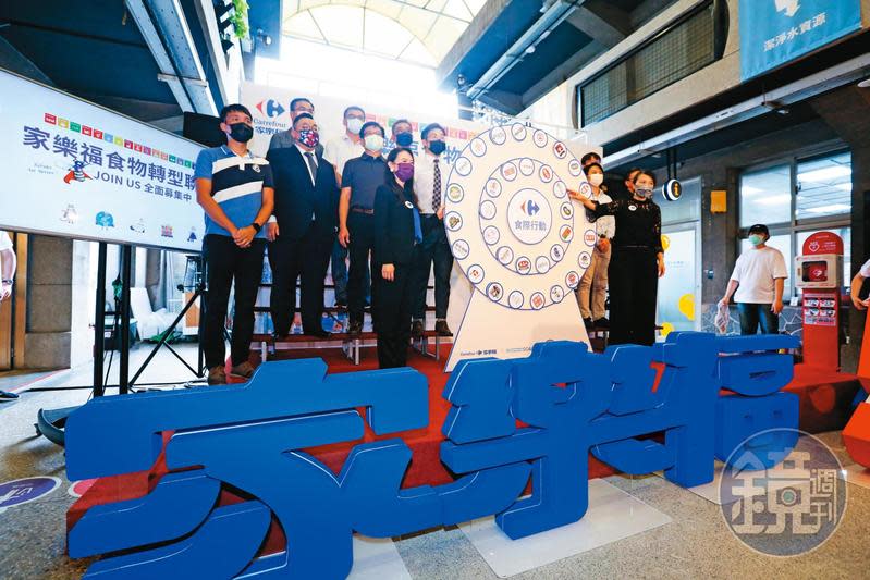 上個月，統一集團宣布以290億元買下台灣家樂福剩餘6成股權。