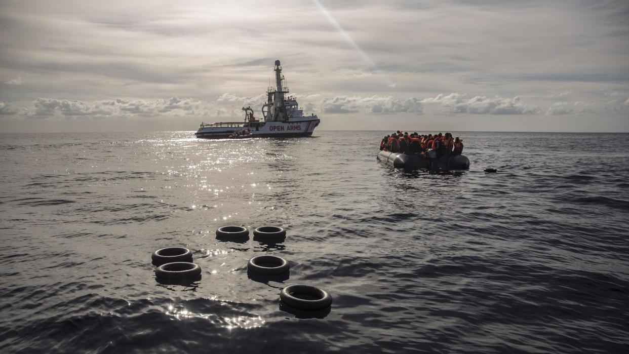 Migranten sitzen in einem Schlauchboot, nachdem sie im Mittelmeer entdeckt und gerettet wurden. Foto: Olmo Calvo/AP