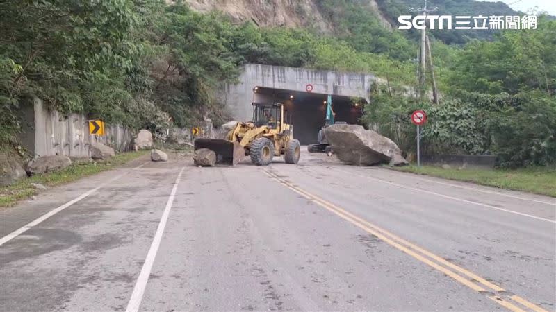 地震加上降雨，花蓮山區路段出現落石。