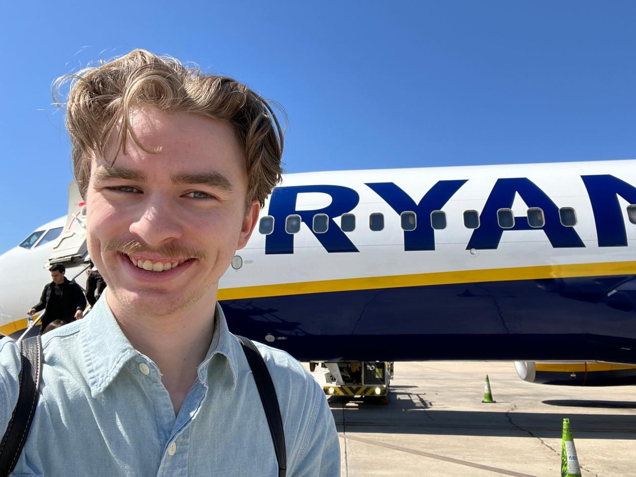 Business Insider's Pete Syme takes a selfie in front of a Ryanair Boeing 737-800