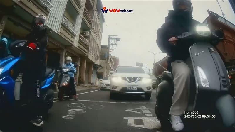 女騎士原本綠燈起步要超車，緊接著車禍就要發生。（圖／翻攝自WoWtchout-地圖型行車影像分享平台）