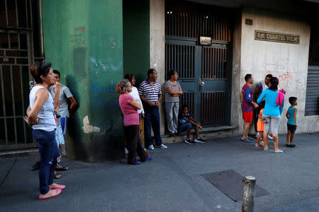 People evacuate homes after an earthquake struck the northern coast of Venezuela, in Caracas, Venezuela August 21, 2018. REUTERS/Carlos Garcia Rawlins