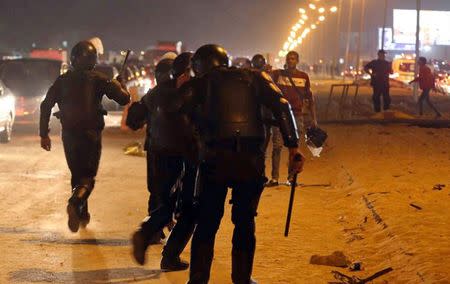 Policemen and soccer fans argue during a scuffle as fans attempt to enter a stadium to watch a match, on the outskirts of Cairo February 8, 2015. REUTERS/Al Youm Al Saabi Newspaper