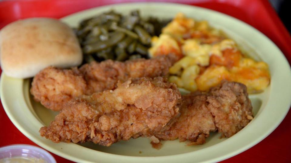 Fied chicken with macaroni and cheese and green beans at The Bear’s Den. Jenna Eason/jeason@macon.com