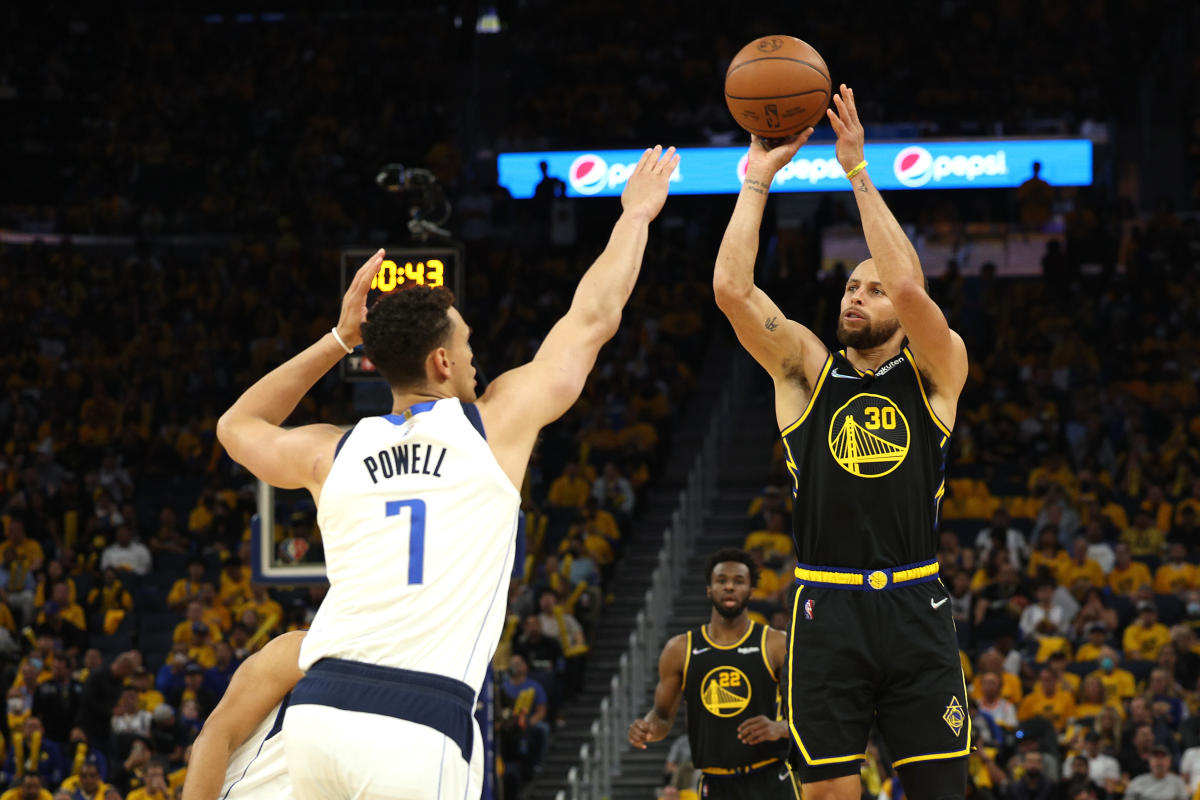 NBA: Steph Curry, Warriors blow out Mavericks in Game 1 - Yahoo Sports