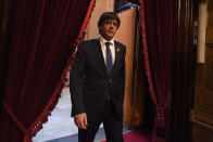 <p>Catalan President Carles Puigdemont arrives at the Catalan Government building Generalitat de Catalunya on Oct. 27, 2017 in Barcelona, Spain. (Photo: David Ramos/Getty Images) </p>