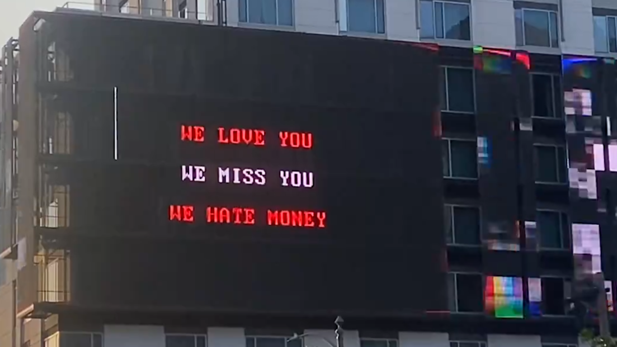  A billboard that reads: "WE LOVE YOU, WE MISS YOU, WE HATE MONEY" in LA, as captured by @stephentotilo on Twitter/X. 