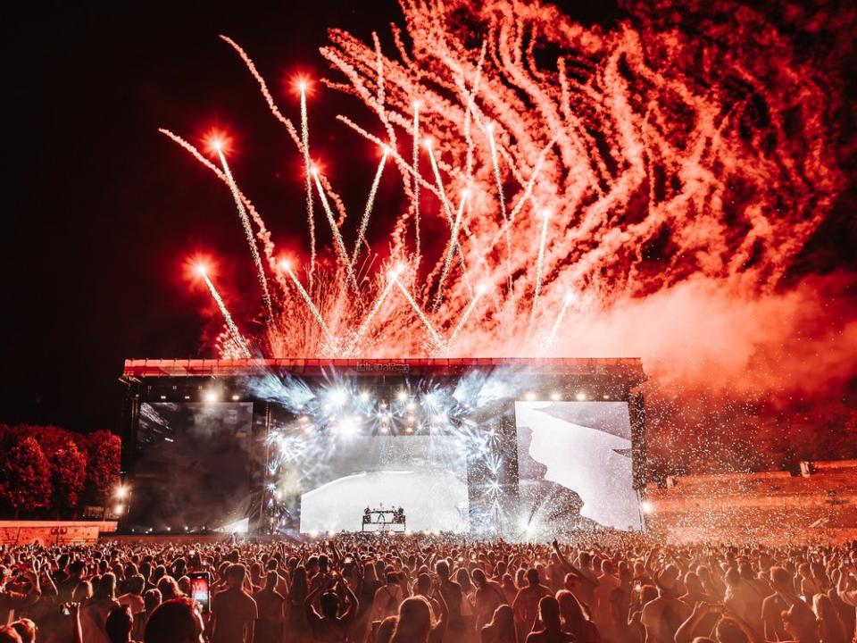 Livemusik und Feuerwerk gehörten auf dem Lollapalooza Berlin 2023 fest zusammen. (Bild: Lollapalooza 2023/Philipp Kratzer)