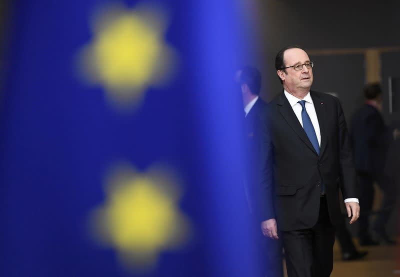 François Hollande, Angela Merkel et d'autres chefs d'Etat et de gouvernement des Vingt-huit ont dit jeudi soutenir la candidature de Donald Tusk à un nouveau mandat de président du Conseil européen, à laquelle le gouvernement polonais s'oppose. /Photo prise le 9 mars 2017/REUTERS/Dylan Martinez