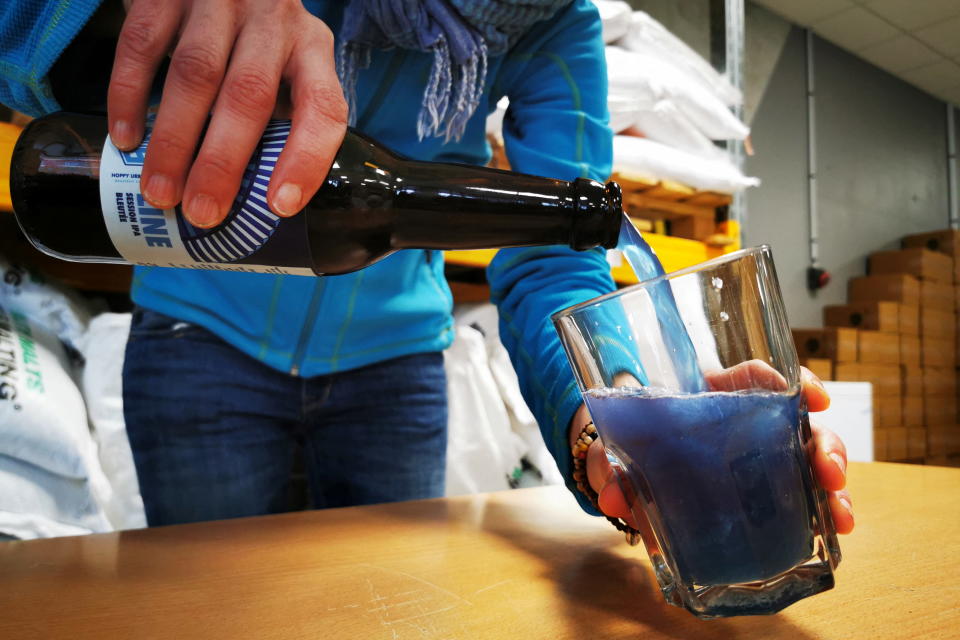 Die französische Brauerei hat mit ihrem blauen Bier Line einen echten Bestseller kreiert (Bild: REUTERS/Ardee Napolitano)