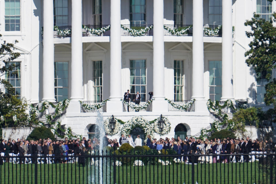 Naomi Biden, nieta del presidente Joe Biden, y Peter Neal se casaron en los jardines de la Casa Blanca. REUTERS/Sarah Silbiger