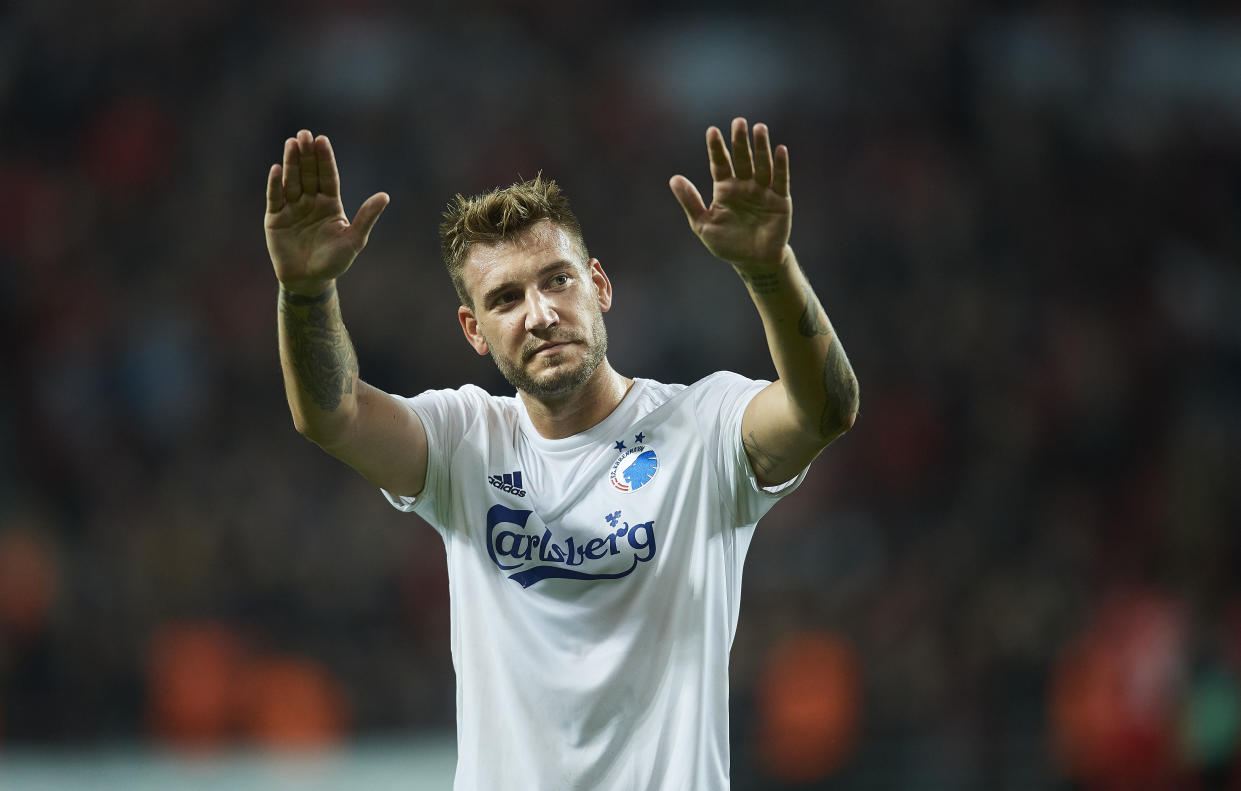 Nicklas Bendtner saluda al público durante un partido con el FC Copenhague.