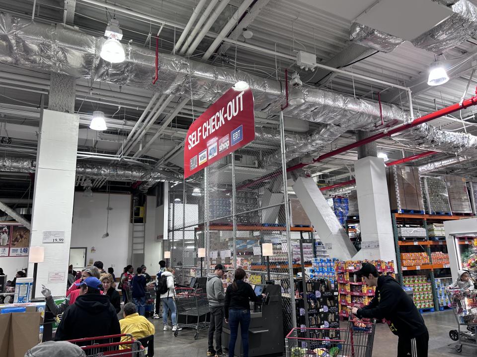 Kunden, die den Self-Service-Checkout-Bereich von Costco, Queens, New York, nutzen.  (Foto von: Lindsay Nicholson/UCG/Universal Image Collection über Getty Images)