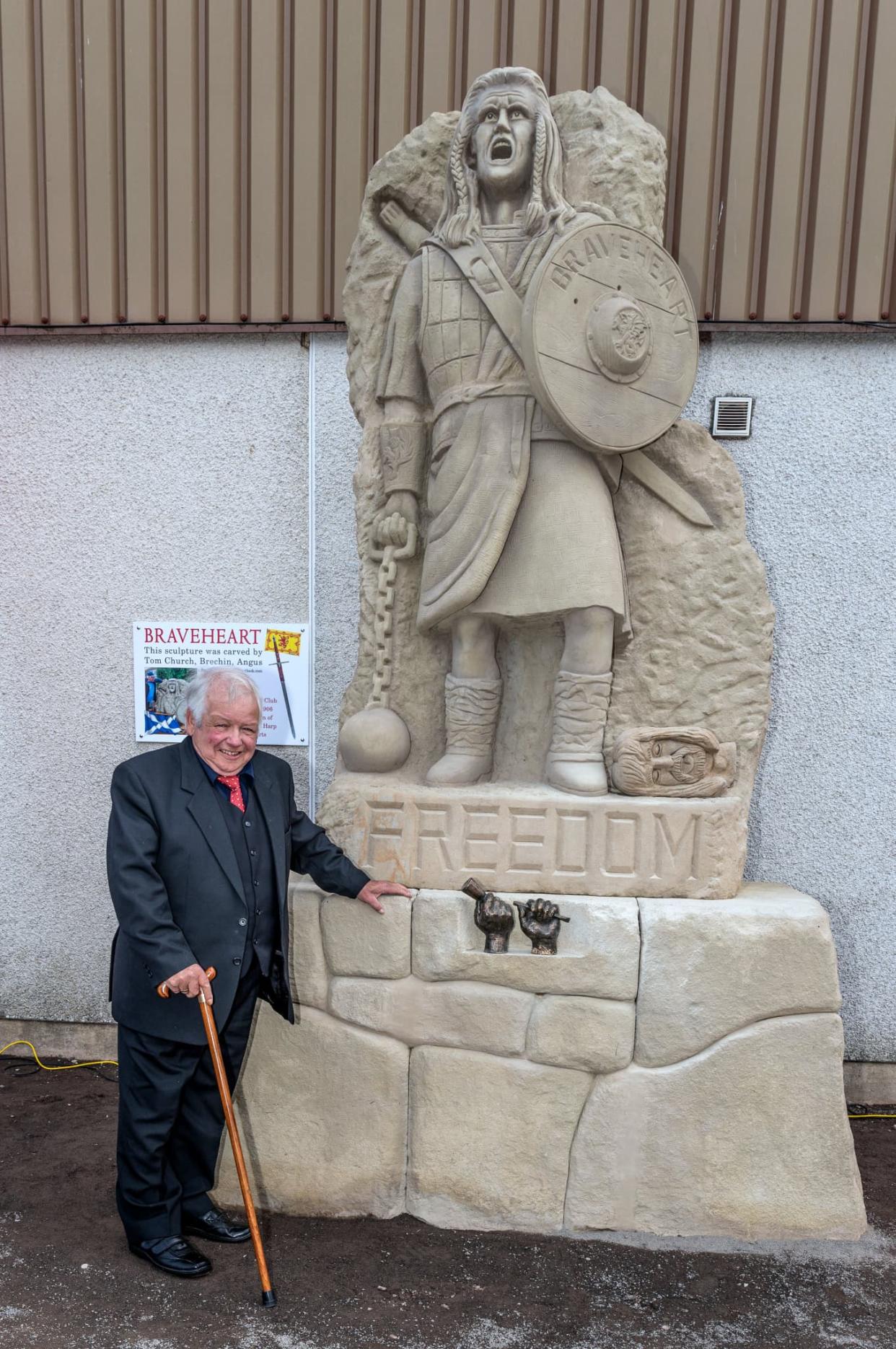 Une statue de William Wallace installée au stade du Brechin City FC en Ecosse dimanche s'attire les moqueries sur les réseaux sociaux. - Brechin City FC sur Twitter