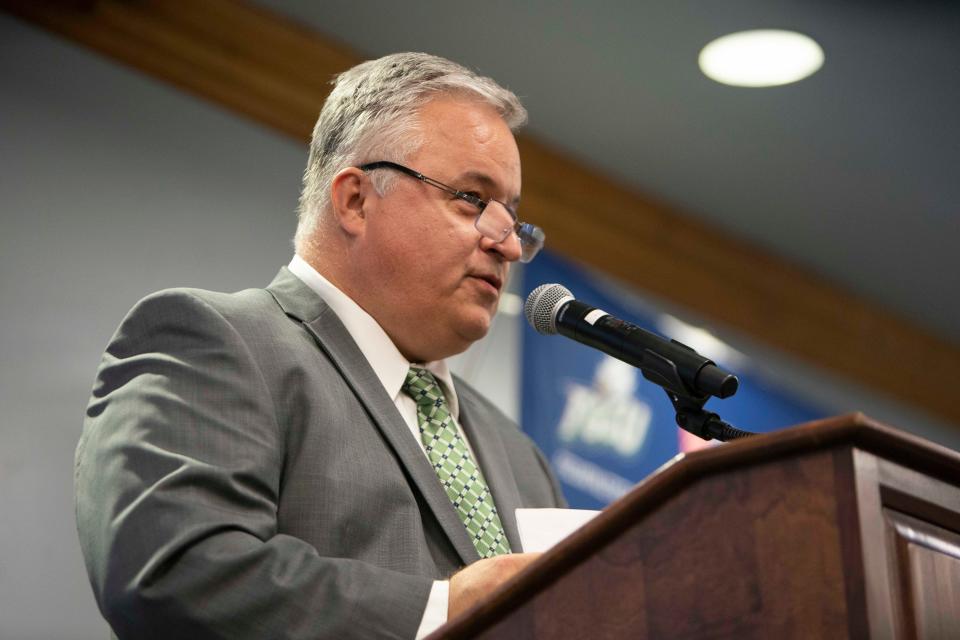 David Moulton speaks during the FGCU Hall of Fame induction ceremony of the 2012-13 ‘Dunk City’ men’s basketball team, Monday, Nov. 15, 2021, at the Cohen Student Union in Fort Myers, Fla.