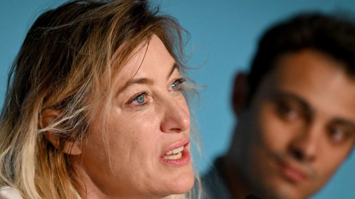 La réalisatrice Valeria Bruni Tedeschi et l’acteur Sofiane Bennacer lors de la conférence de presse du film « Les Amandiers », lors de la 75e édition du Festival de Cannes, le 23 mai 2022.