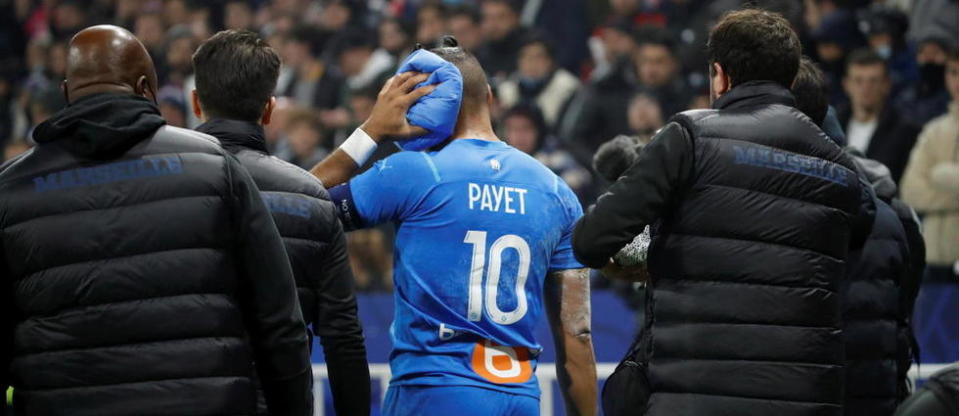 Le 21 novembre, le capitaine marseillais Dimitri Payet avait reçu une bouteille d'eau en pleine tête alors qu'il s'apprêtait à tirer un corner devant le virage occupé par des ultras lyonnais, où aucun filet de protection n'était installé.
