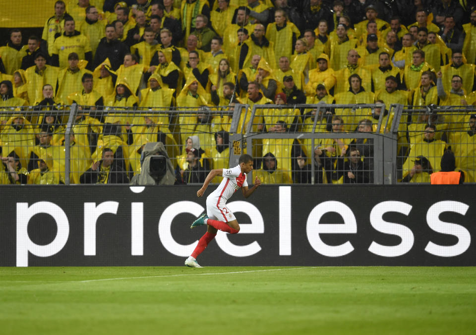 El jugador de Mónaco, Kylian Mbappé, festeja un gol contra Borussia Dortmund en un partido por los cuartos de final de la Liga de Campeones el miércoles, 12 de abril de 2017, en Dortmund, Alemania. (AP Photo/Martin Meissner)