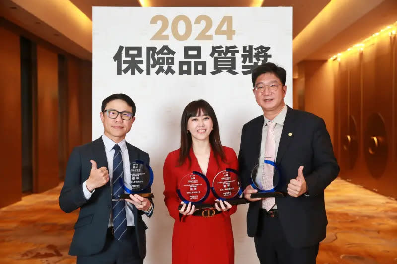 ▲全球人壽榮獲「2024年保險品質獎」4項大獎，由全球人壽業務長鄭中安（左）、品牌暨公共關係處副總經理蕭乃心（中）、行政長韋亭旭（右）代表領獎。 （圖／全球人壽提供）